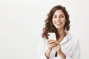 mulher com celular iPHone