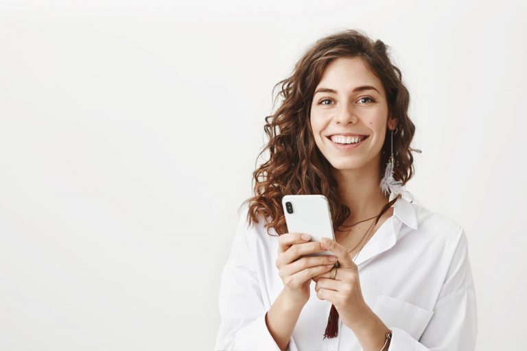 mulher com celular iPHone