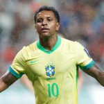 Rodrygo comemorando