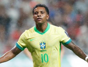 Rodrygo comemorando