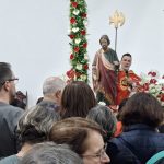 Fiéis rezam diante da imagem de São Judas Tadeu