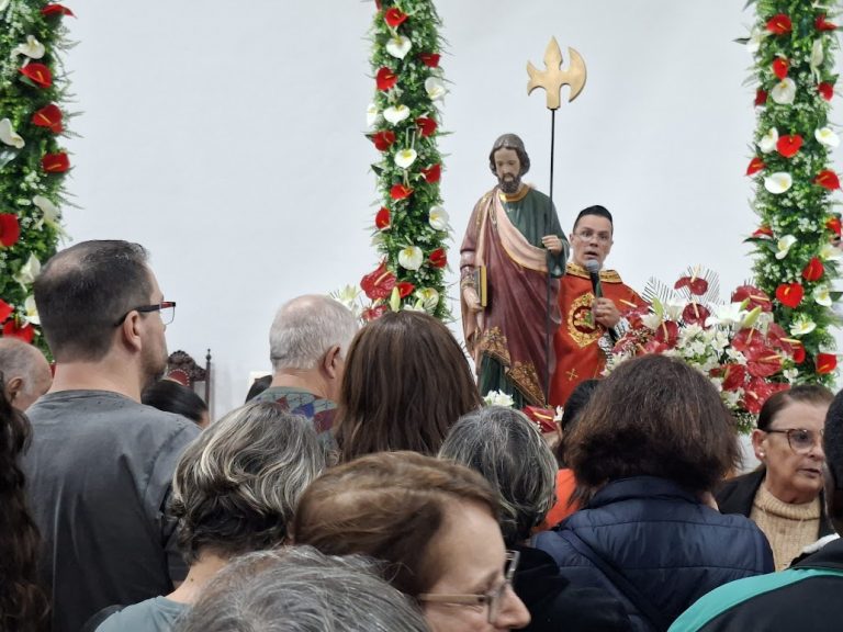 Fiéis rezam diante da imagem de São Judas Tadeu
