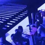 Homem leva marretadas no bar