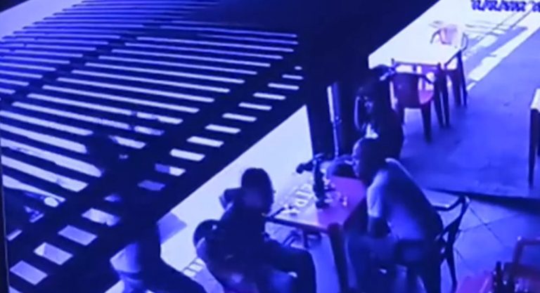 Homem leva marretadas no bar