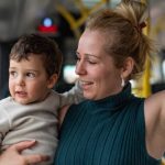 Mãe e criança dentro de ônibus