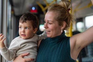 Mãe e criança dentro de ônibus