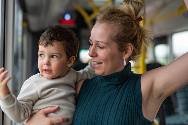 Mãe e criança dentro de ônibus