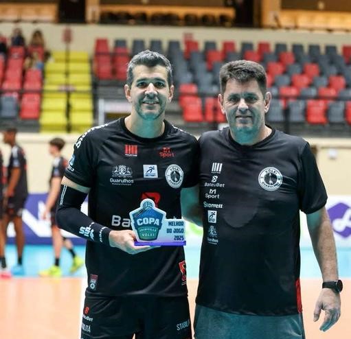 Sandro, levantador do Vôlei Guarulhos, e o supervisor Daniel Jorge