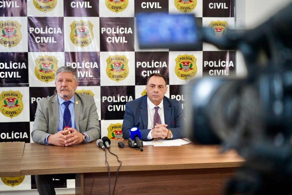 delegado seccional de Guarulhos, Waldir Antonio Covino Junior (à esq.)