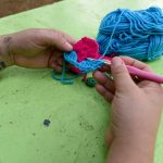 oficinas gratuitas de crochê e artesanato em gesso