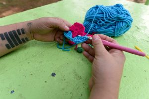 oficinas gratuitas de crochê e artesanato em gesso
