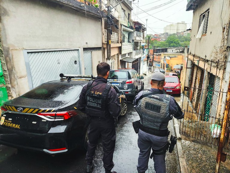 policia federal e baep em favela