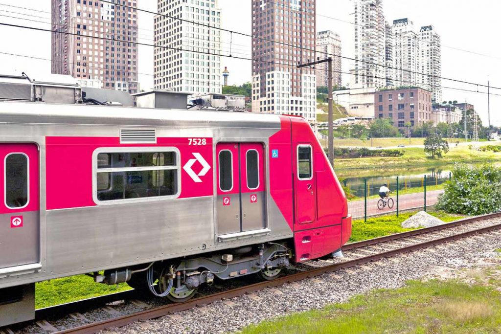 Trem circula pela Linha 9 (CPTM) Para compartilhar esse texto utilize o link https://www.metrocptm.com.br/linha-10-turquesa-tera-apenas-novos-trens-dentro-da-concessao-do-lote-abc-guarulhos/ ou as ferramentas oferecidas no artigo. Prestigie o trabalho original do autor