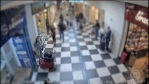 Chileno-é-preso-por-série-de-furtos-de-malas-em-aeroportos-de-São-Paulo_Easy-Resize.com