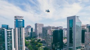 Helicóptero sobrevoa cidade de São Paulo_Easy-Resize.com