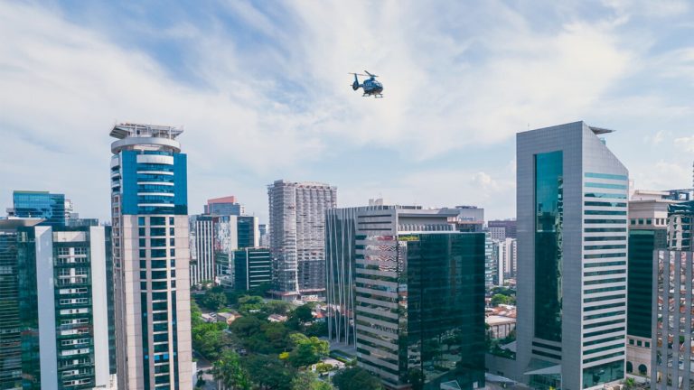 Helicóptero sobrevoa cidade de São Paulo_Easy-Resize.com