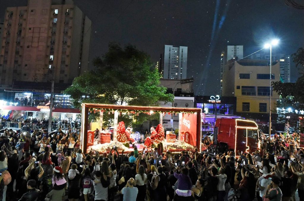Papai Noel e Mamãe Noel chegam a Guarulhos em carreta iluminada_Easy-Resize.com