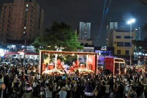 Papai Noel e Mamãe Noel chegam a Guarulhos em carreta iluminada_Easy-Resize.com