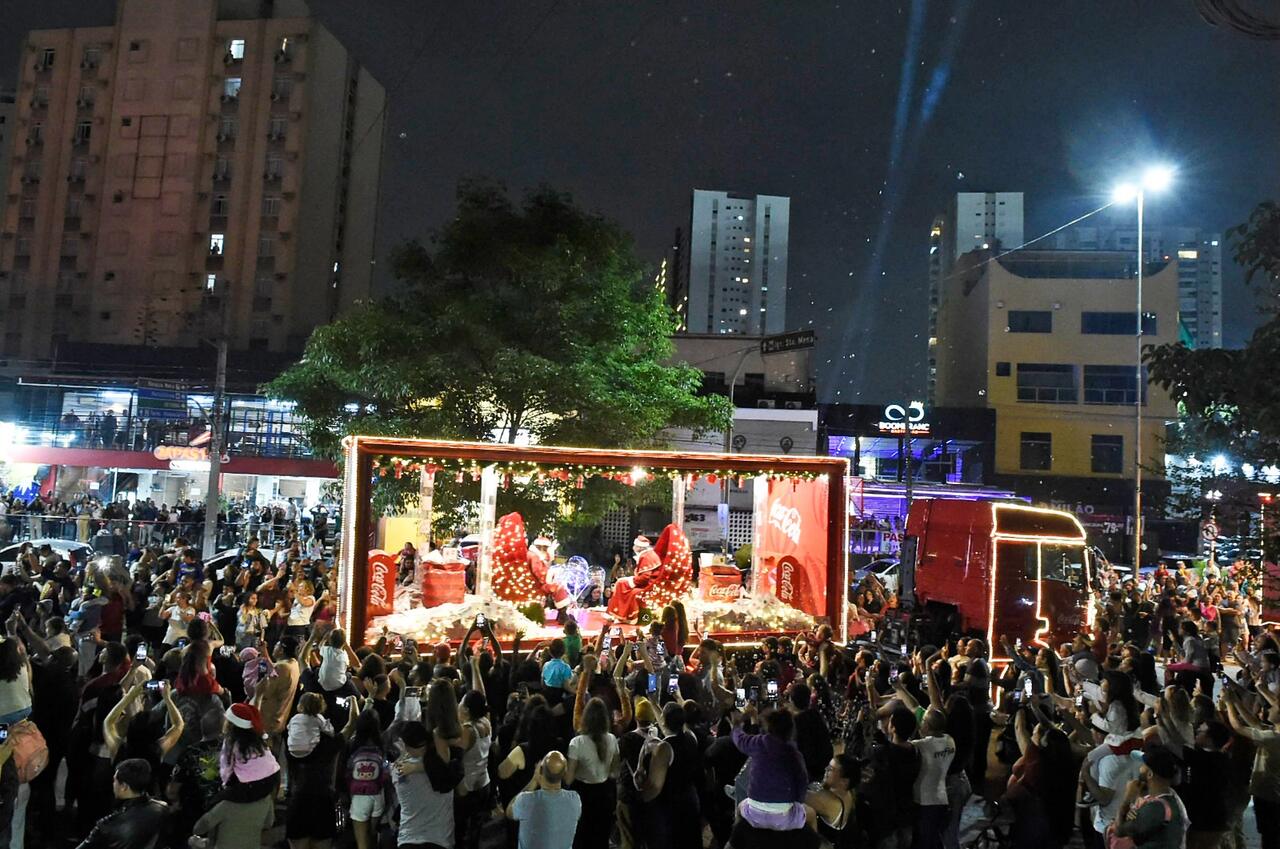 Papai Noel e Mamãe Noel chegam a Guarulhos em carreta iluminada_Easy-Resize.com