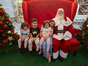 Papai Noel e crianças no Internacional Shopping