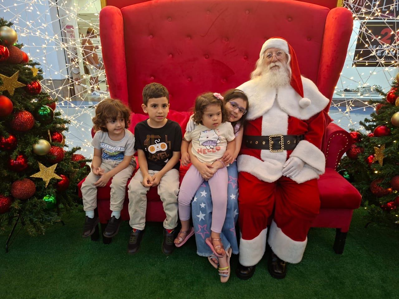 Papai Noel e crianças no Internacional Shopping