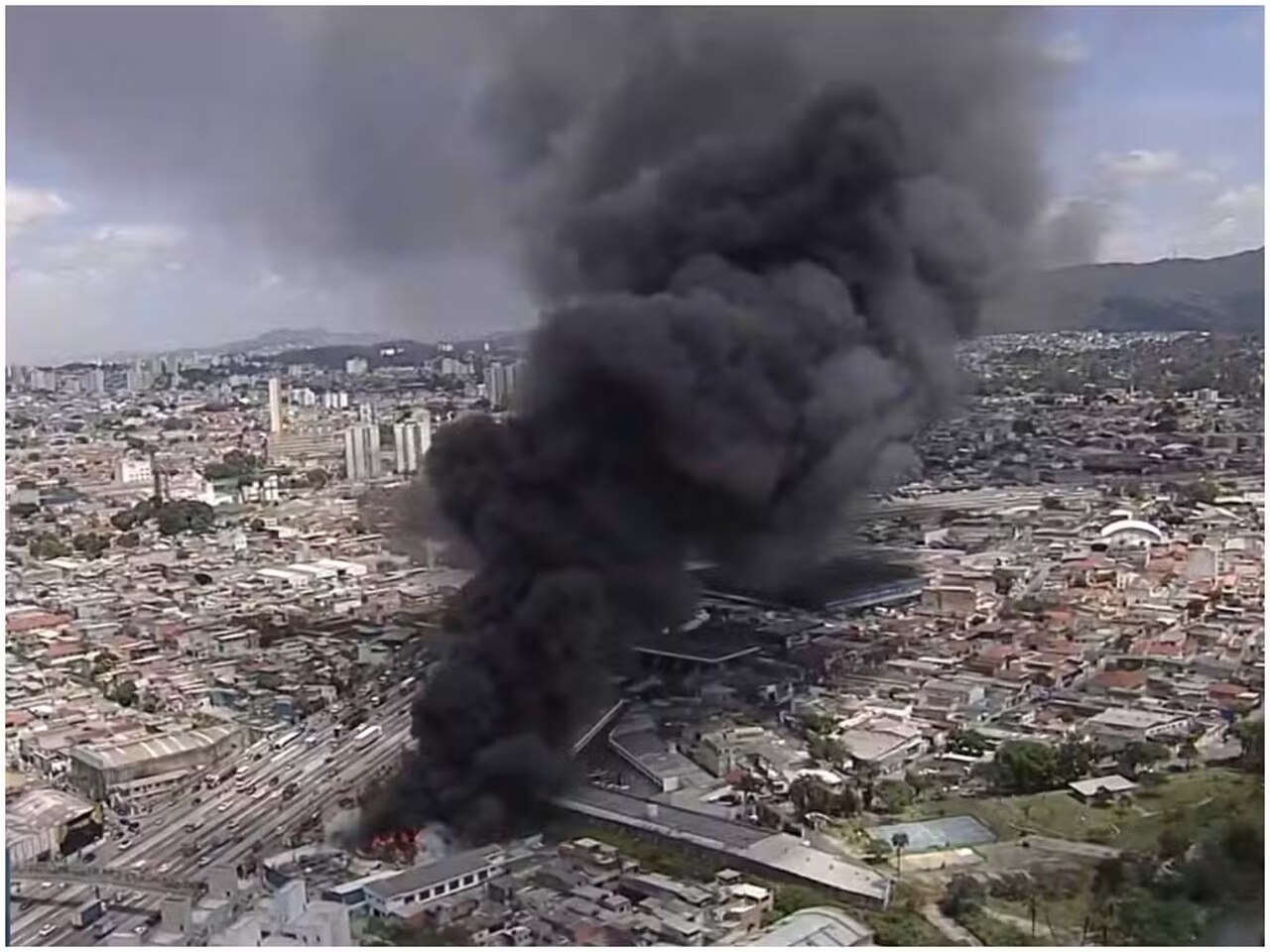 fogo-destroi-galpao-as-margens-da-rodovia-fernao-dias-na-zona-norte-de-sao-paulo_Easy-Resize.com