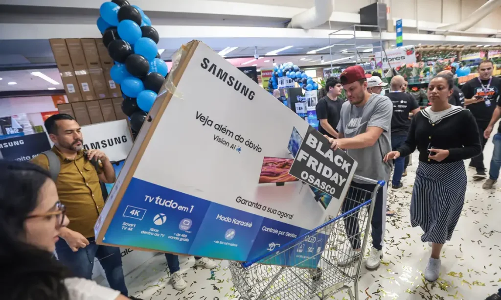 pessoas comprando Black Friday