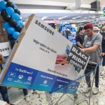 pessoas comprando Black Friday