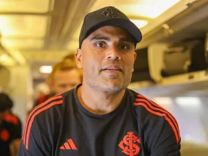 Gabriel-Mercado-esta-na-delegacao-que-desembarcou-em-Guarulhos-na-tarde-desta-segunda-feira.webp