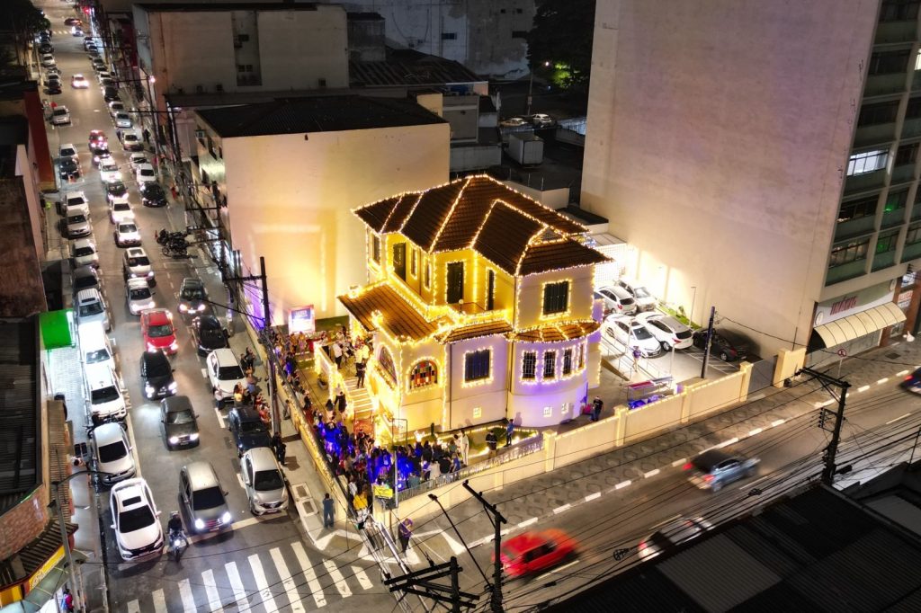 Iluminação de Natal marca o centenário do Casarão