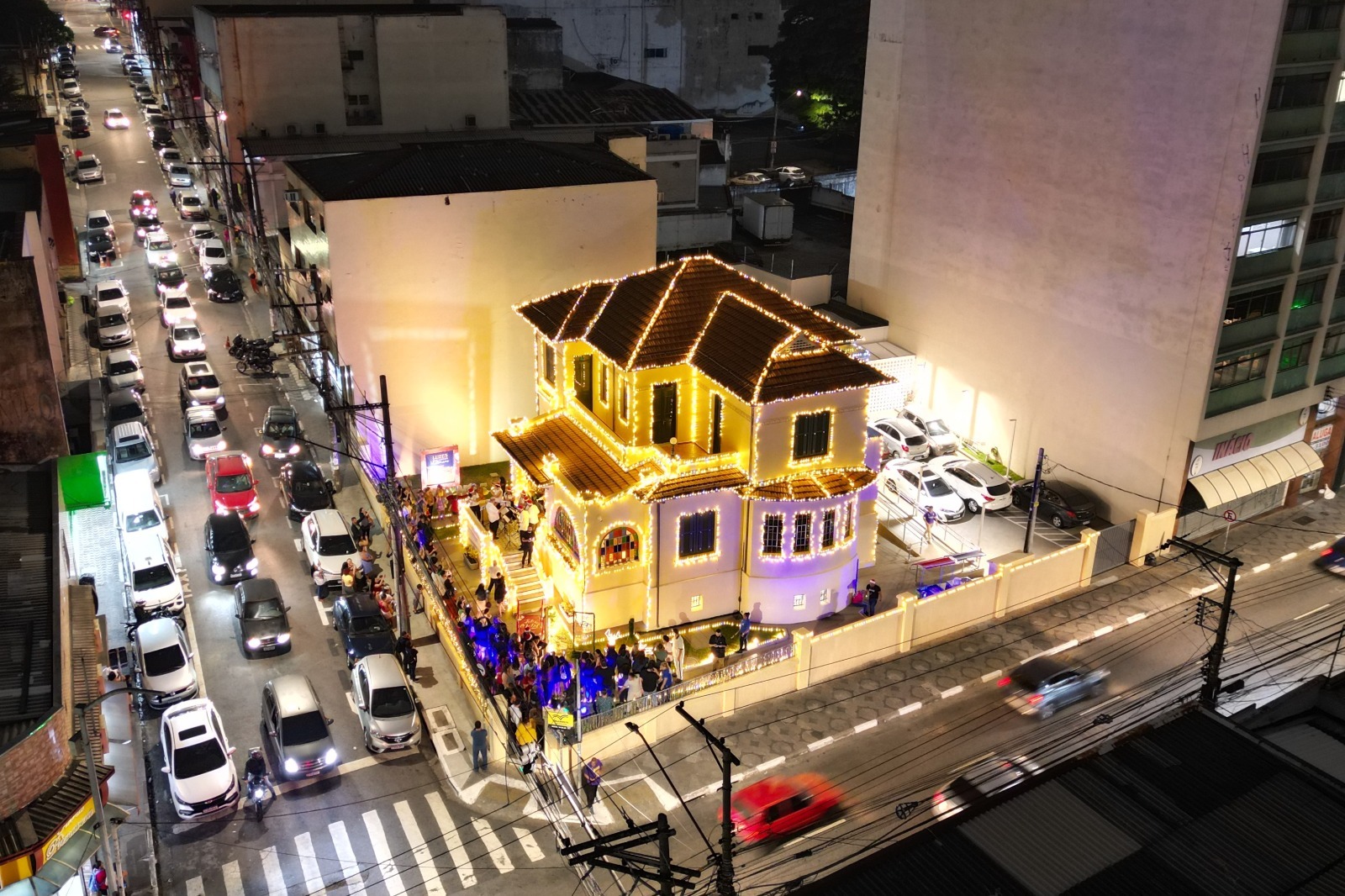 Iluminação de Natal marca o centenário do Casarão