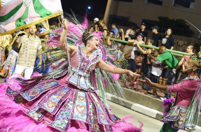 Desfile-Carnaval em Guarulhos