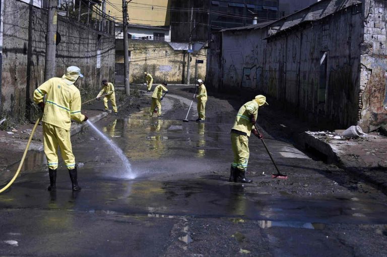 Limpeza da Avenida Antônio de Souza após enchente