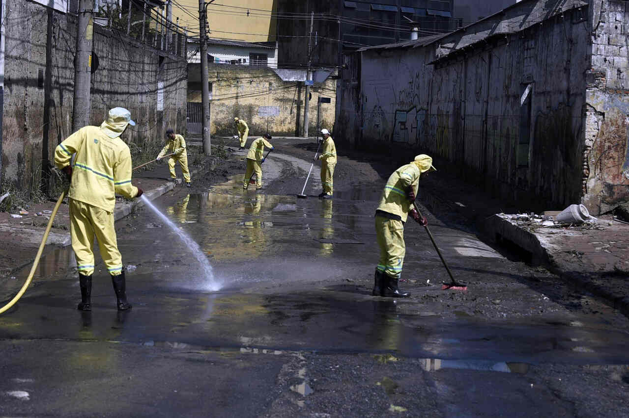 Limpeza da Avenida Antônio de Souza após enchente