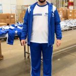 Lucas Sanches, prefeito, com uniformes escolares