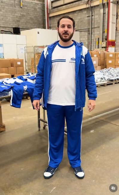 Lucas Sanches, prefeito, com uniformes escolares
