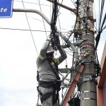 fios soltos, postes