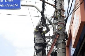 fios soltos, postes