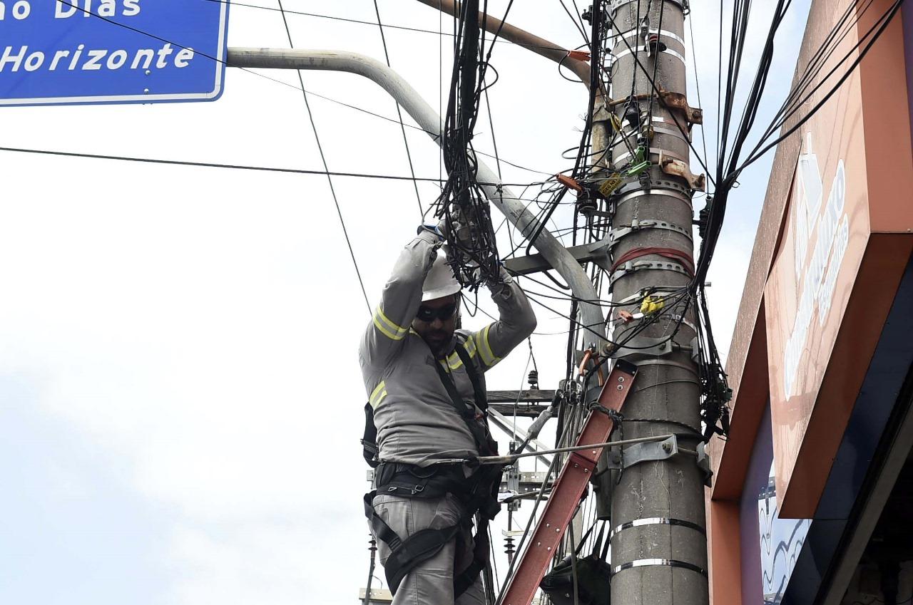 fios soltos, postes