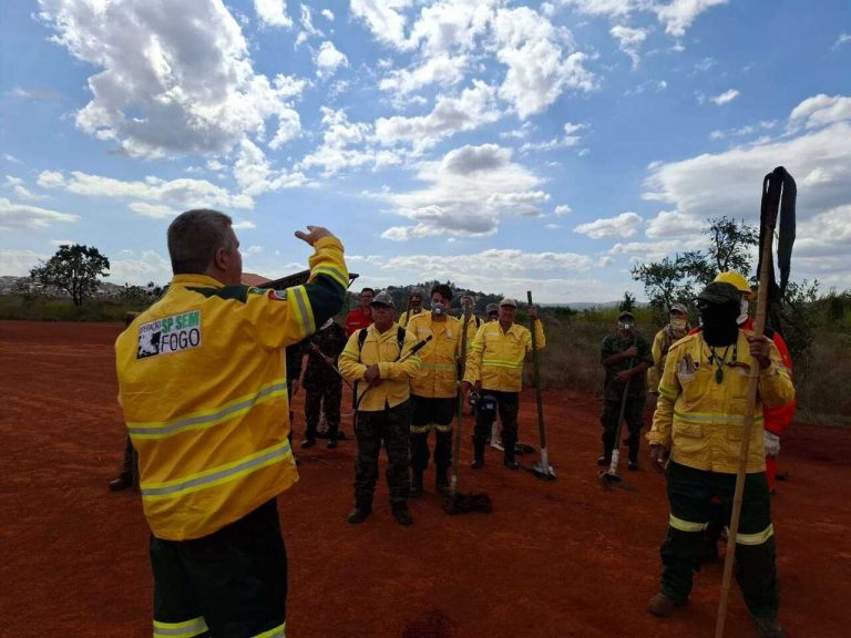 brigadistas de incêndios a florestas