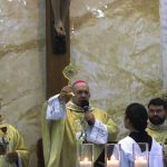 Dom Edmilson com relíquia de Santa Teresinha
