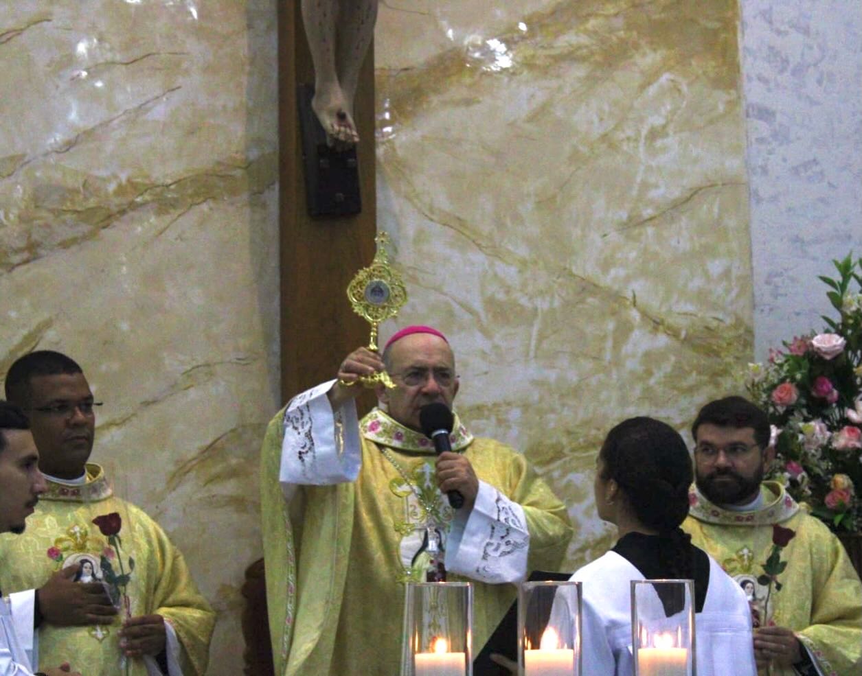 Dom Edmilson com relíquia de Santa Teresinha