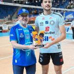 Bryan leva o troféu Viva-Vôlei