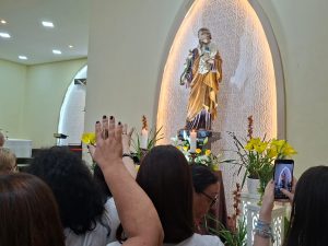 devotos diante da imagem de São José