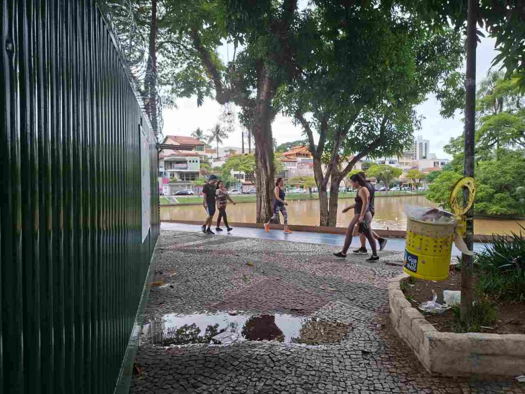 Empresa para limpar água do Lago dos Patos