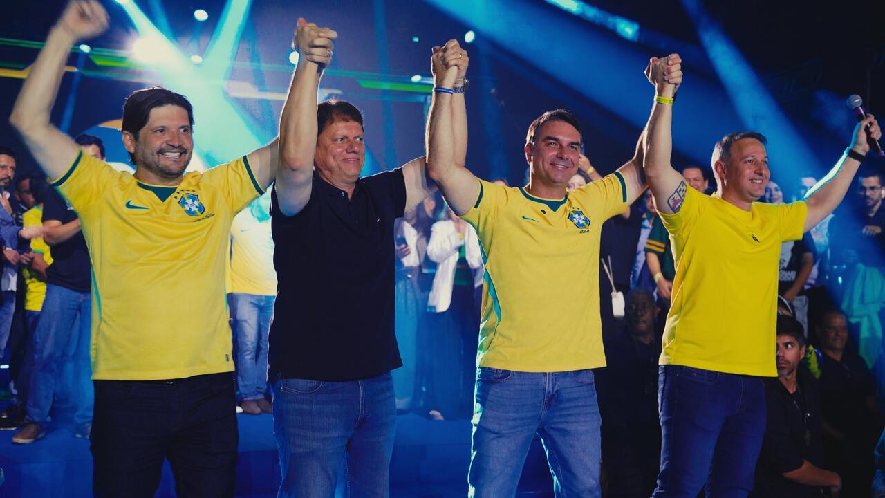 André do Prado, Tarcísio e Flávio Bolsonaro