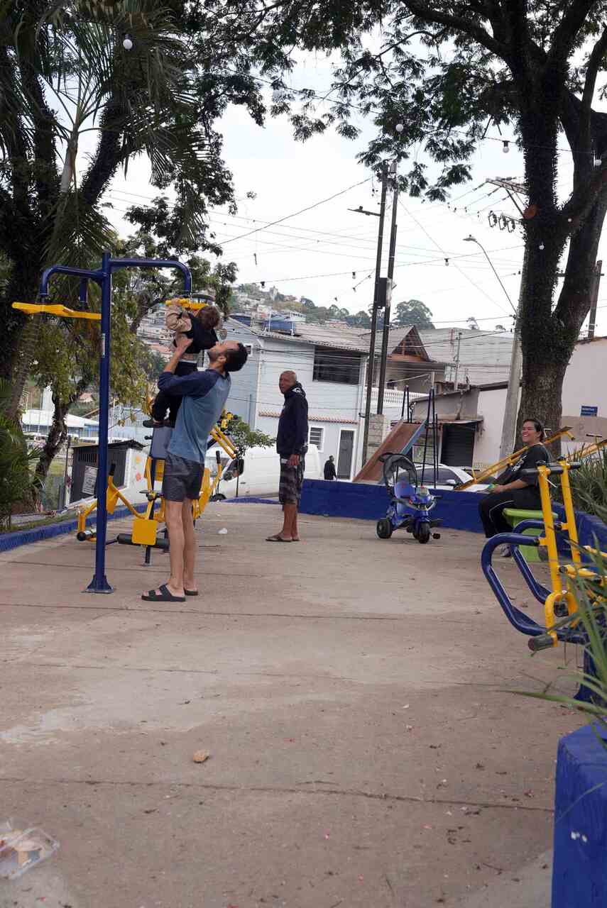 Prefeitura entrega revitalização de praça na região do Taboão