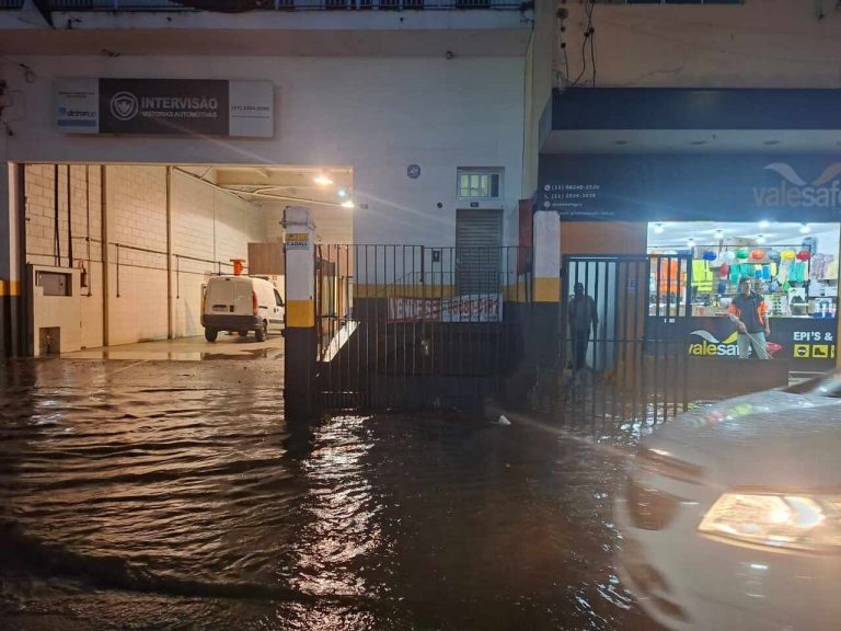 alagamento na rua Cachoeira