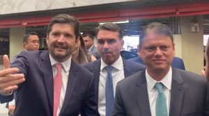 andre-do-prado-flavio-bolsonaro-e-tarcisio-de-freitas