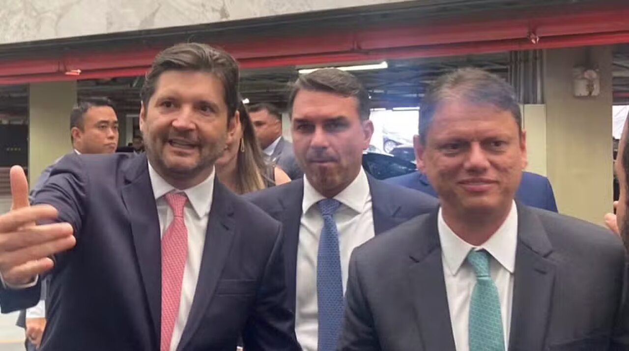 andre-do-prado-flavio-bolsonaro-e-tarcisio-de-freitas
